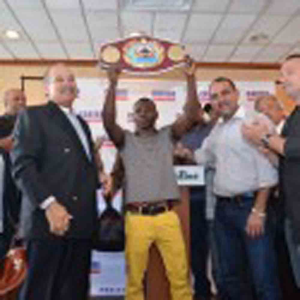 GUILLERMO RIGONDEAUX RECIBE CORREA DE CAMPEÓN SUPERGALLO DE LA O.M.B.