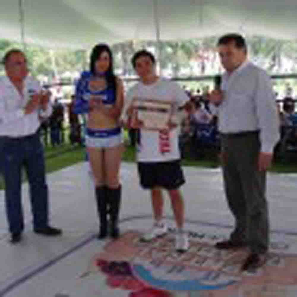 Edgar Sosa da catedra de box y recibe reconocimi​ento en la Central de Abasto