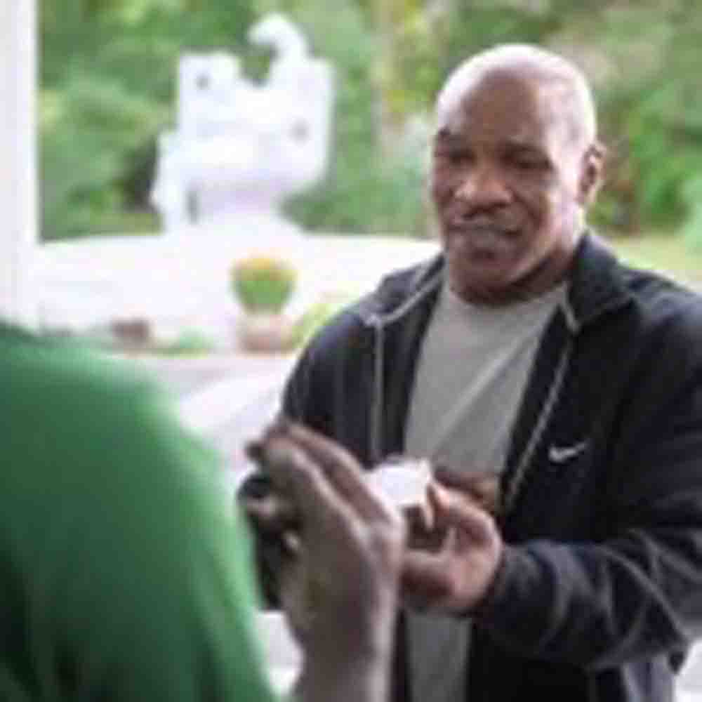 Video: Tyson le entrega ‘oreja’ que le arrancó a Holyfield