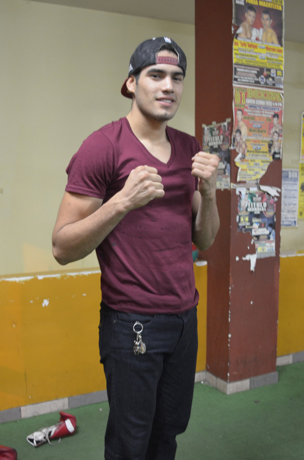 gilberto ramirez posando-zapari boxing promotions