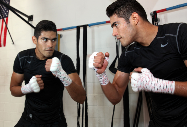 gilberto ramirez posa-chris farina-top rank