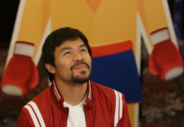 Manny Pacquiao sonríe durante una entrevistsa en Pasay, al sur de Manila, Filipinas, el 16 de septiembre del 2015. Pacquiao dijo a The Associated Press el miércoles que ahora no estoy concentrado en el boxeo porque solo puedo pelear el año próximo para darle descanso al hombro. (AP Foto/Aaron Favila)