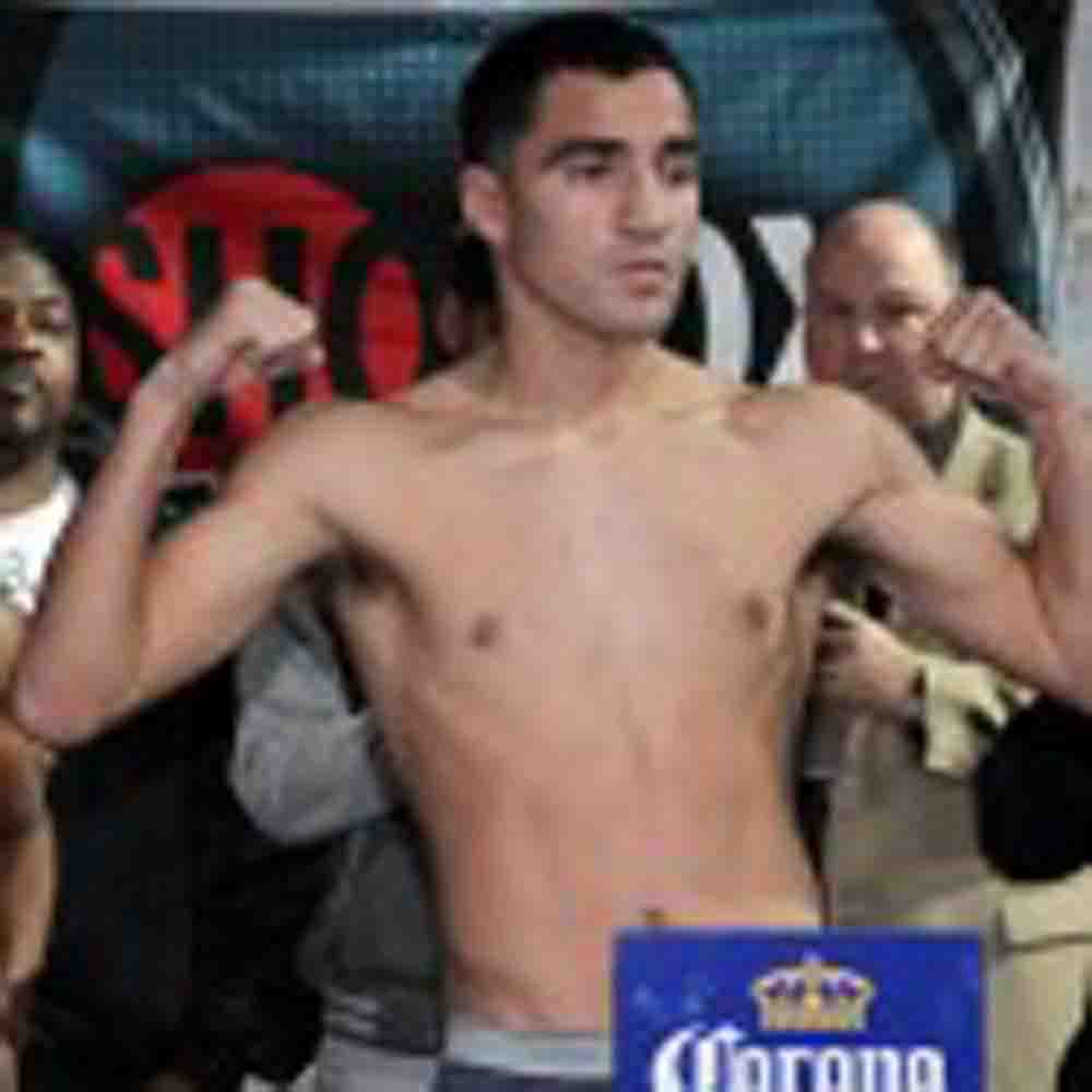 Undefeated featherweight contender Ronny Ríos returns