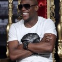 Floyd Mayweather reparte dinero en club nocturno