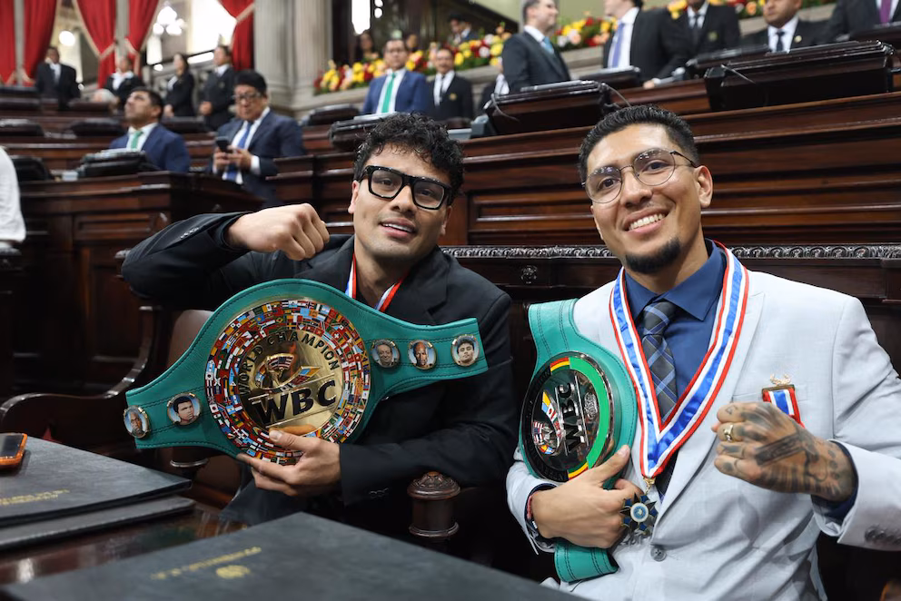 El Congreso de Guatemala otorga condecoración a Lester Martínez y Joshua Kevin Antón